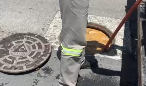 Entupimento por lenços umedecidos causa extravasamento de esgoto em Balneário Camboriú