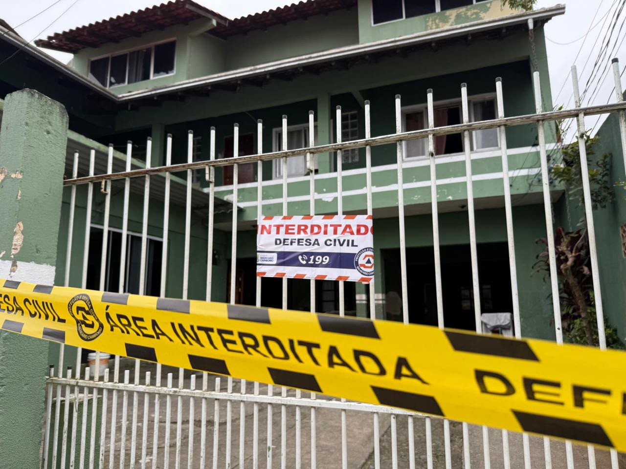 Escada desaba e deixa duas crianças feridas em Balneário Camboriú