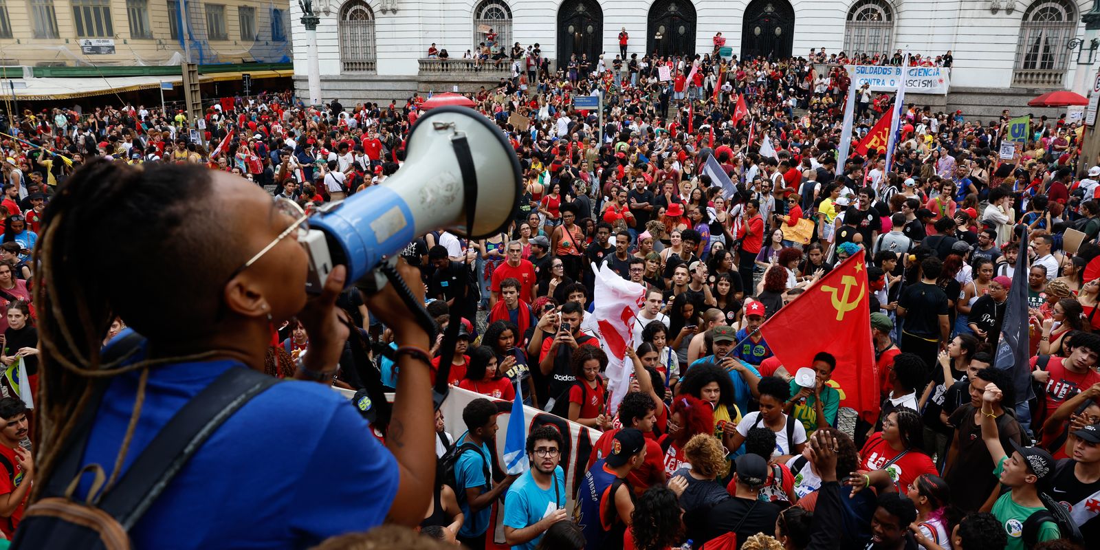 Atos de estudantes mobilizam várias cidades em apoio a Lula