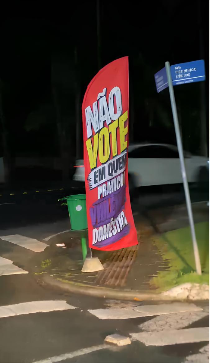 EXCLUSIVO: banners surgem durante a madrugada em Indaial e colocam violência contra a mulher no centro da eleição