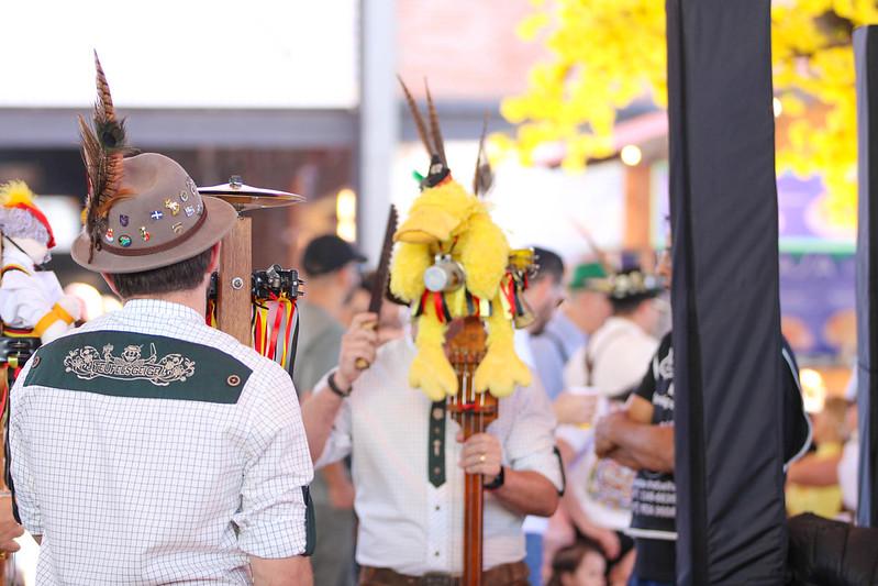 Famílias mantêm viva a tradição do Teufelsgeige na Oktoberfest