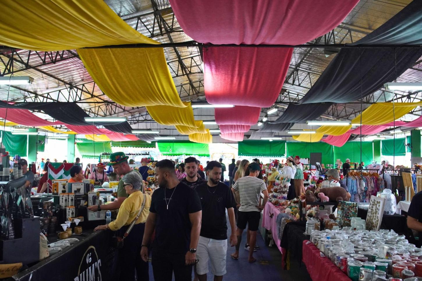 Feira de Oktoberfest retorna à Feira Livre de Blumenau com artesanato, gastronomia e produtos típicos