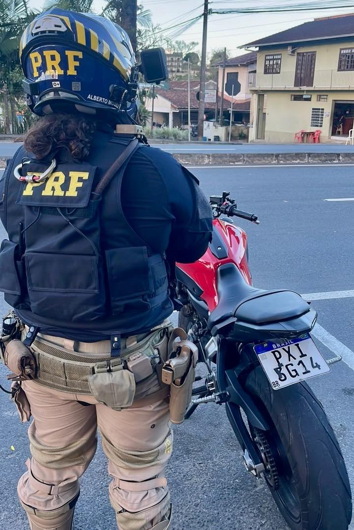 Fita adesiva na placa: PRF flagra adulteração em motocicleta na BR-470