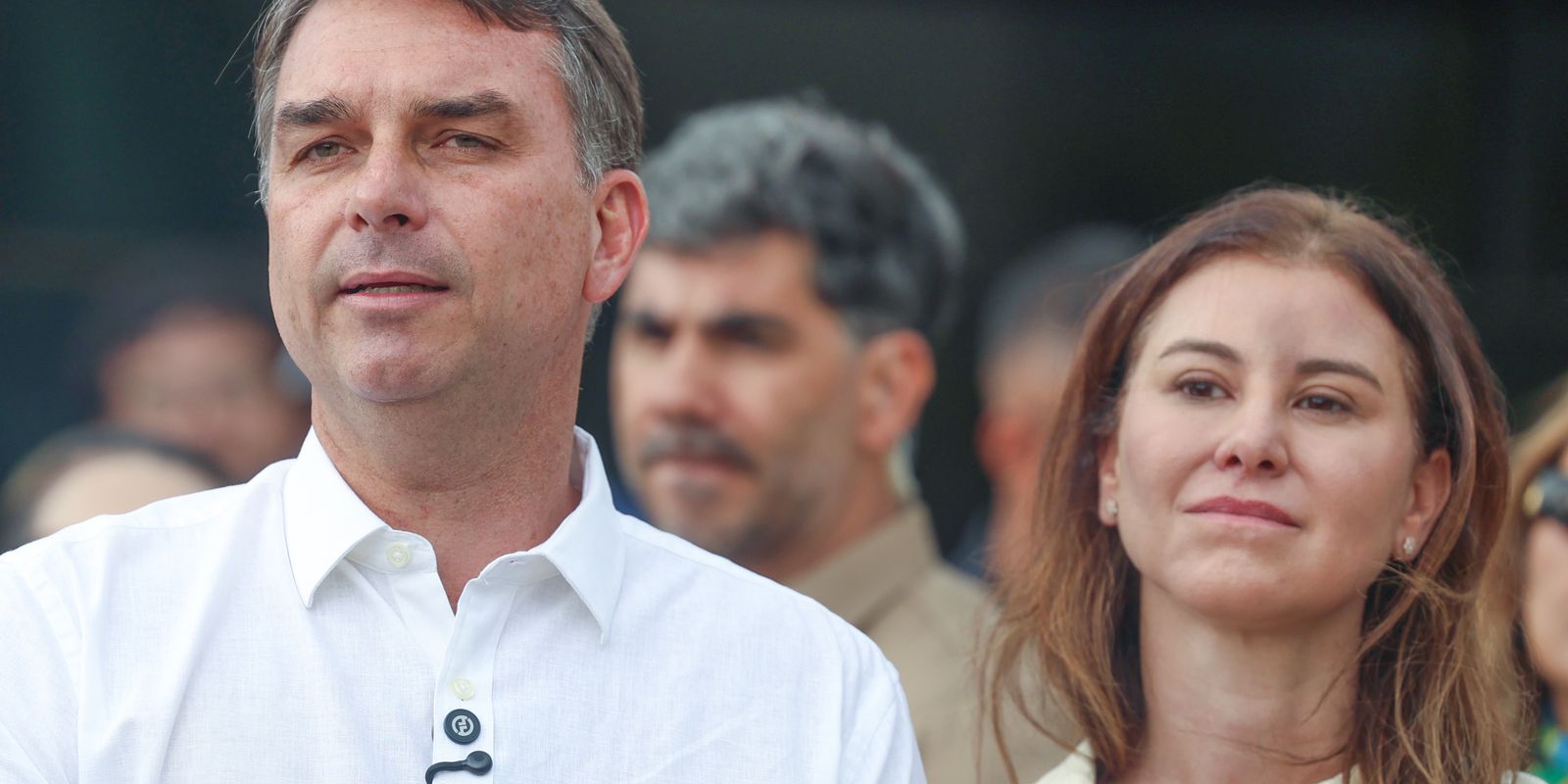 Flávio Bolsonaro vai a missa na Catedral de Brasília