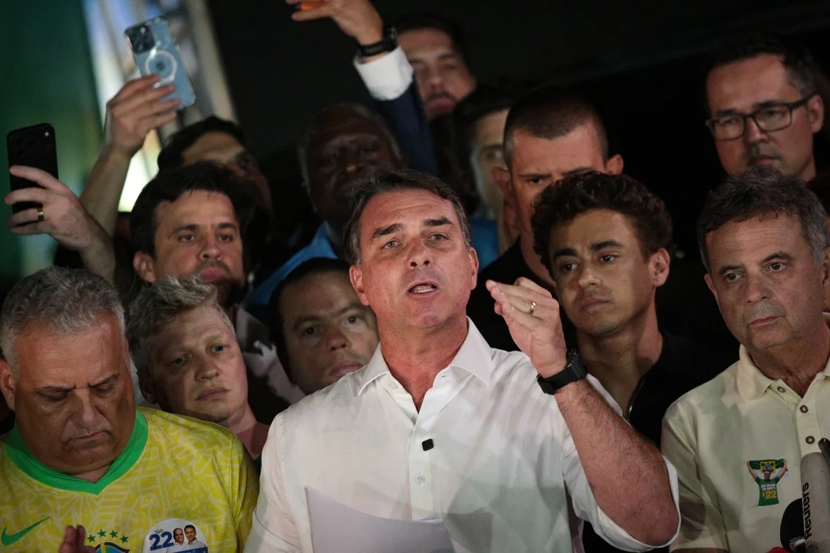 Flávio Bolsonaro teria ido para os EUA após derrota eleitoral