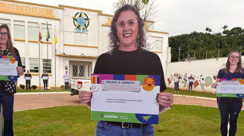 Gaspar homenageia profissionais da educação com totens em tamanho real pelo Centro da cidade 