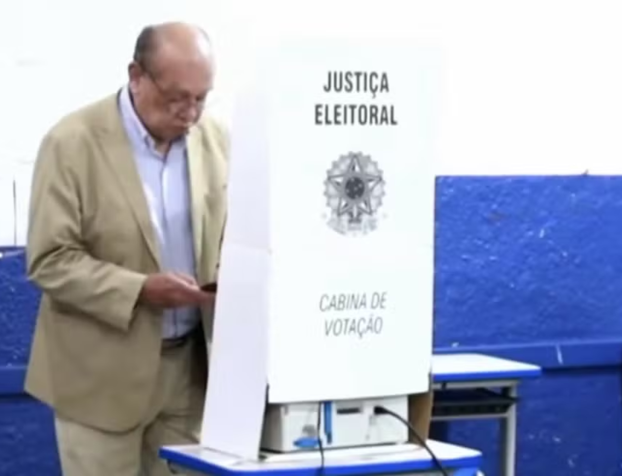 Gilmar Mendes é filmado com celular dentro da cabine de votação