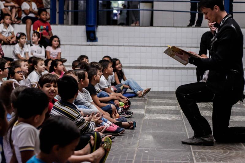 GRUPO RISCO DE TEATRO LEVA ESPETÁCULO INFANTIL E OFICINAS GRATUITAS A ESCOLAS PÚBLICAS DE ITAJAÍ