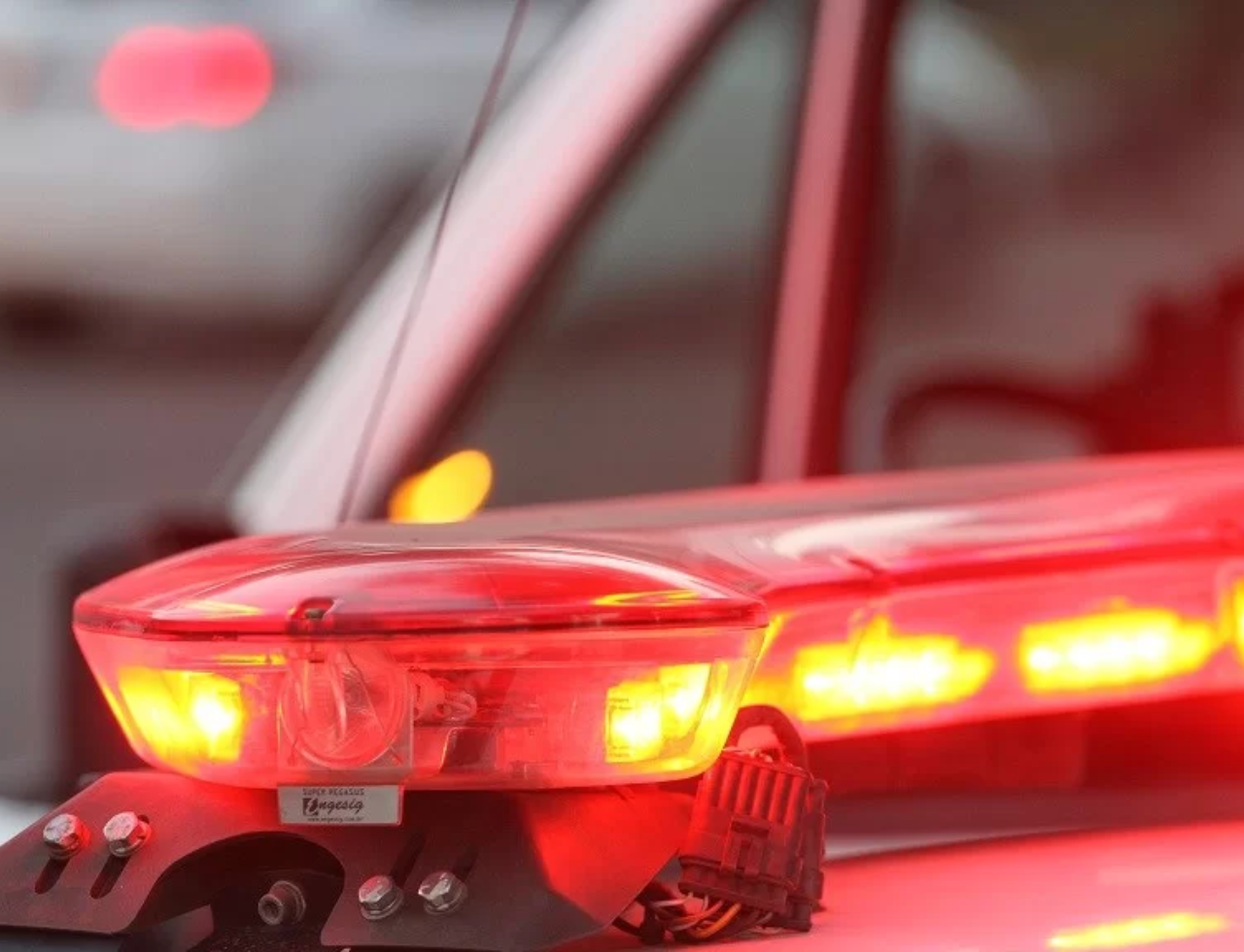 Homem com mandado por tráfico foge por casas, mas acaba preso em Imbituba