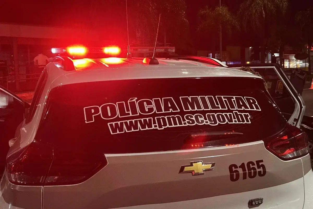 Homem é amarrado e agredido por criminosos armados durante assalto a residência em Rio dos Cedros