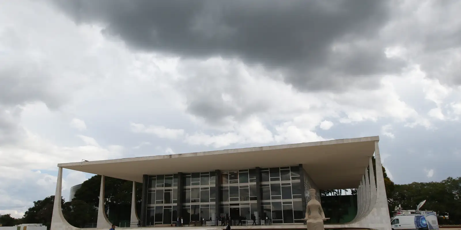 Prisão no STF ocorre após homem tentar invadir o tribunal em Brasília