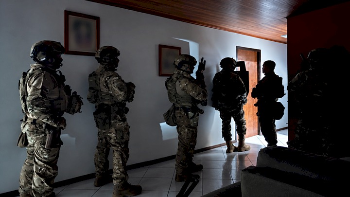 Homem é preso após manter filha de 4 anos trancada em quarto em Barra Velha