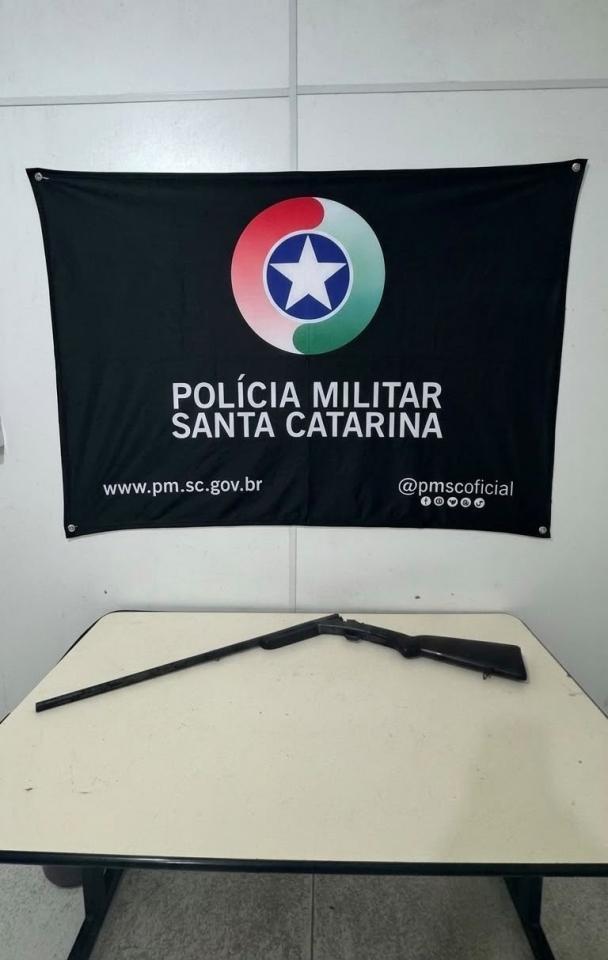 Homem é preso por furto de Audi A3 e posse ilegal de arma de fogo em Blumenau