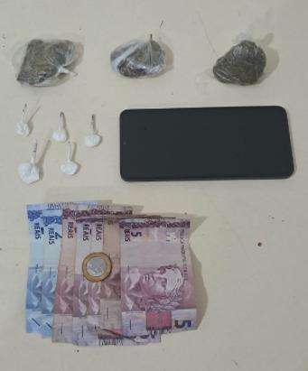 Homem é preso por tráfico de drogas após tentar fugir da Polícia Militar em Timbó