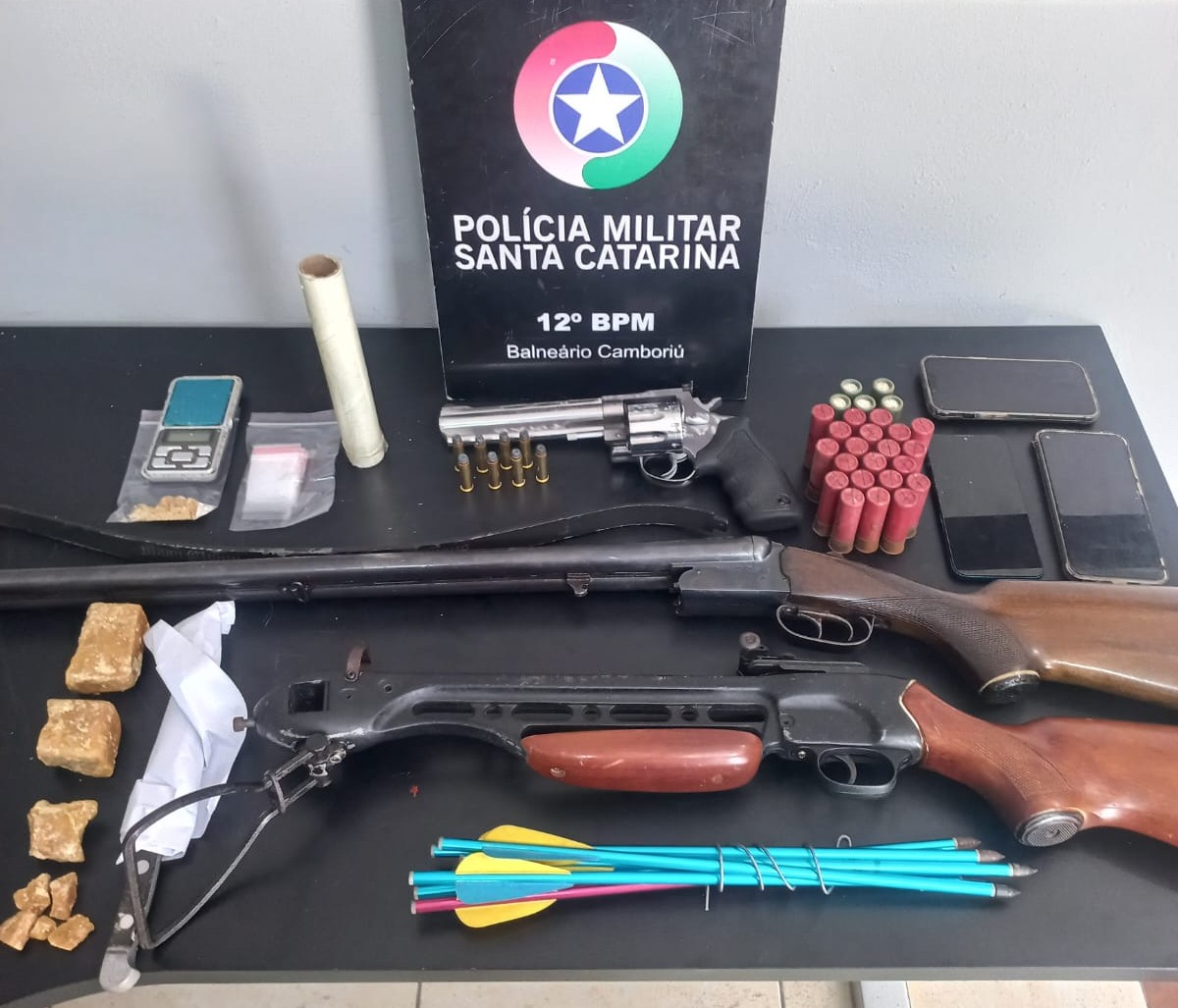 Homem é preso por tráfico de drogas e com armas de fogo irregulares em Balneário Camboriú