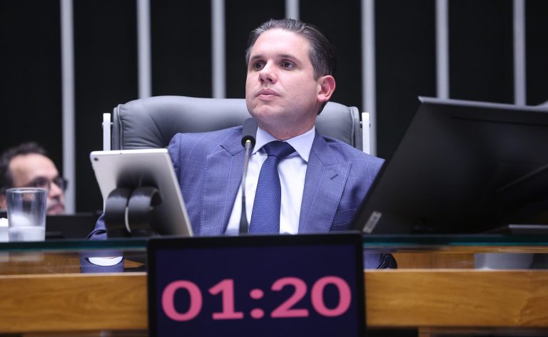 Hugo Motta comemora aprovação do fim da escala 6x1 no Senado Federal