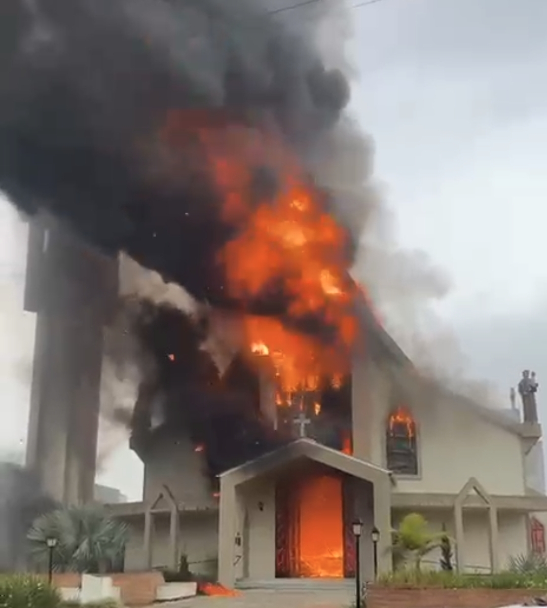 Igreja Matriz de Treze de Maio é atingida por incêndio neste domingo