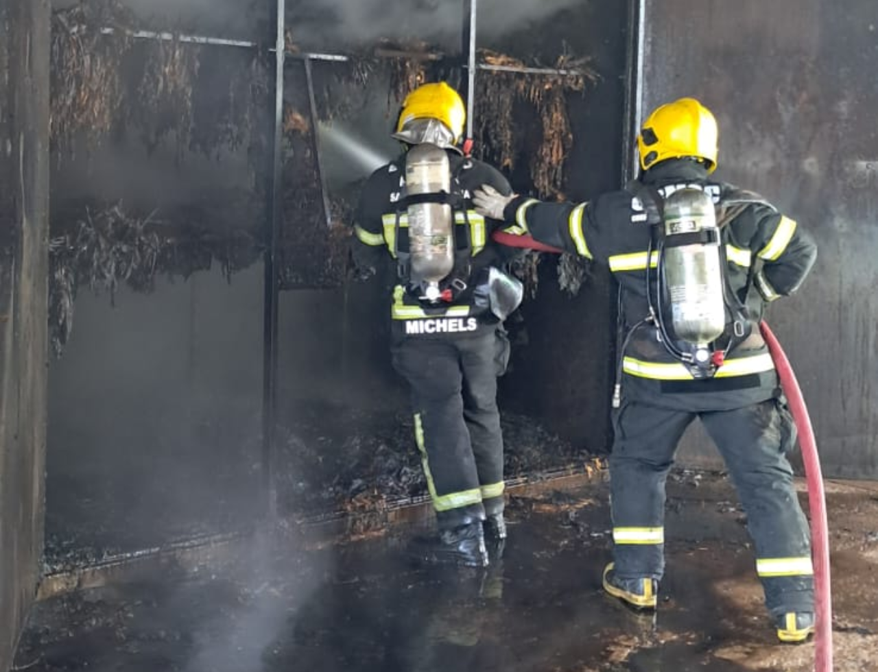 Incêndio atinge estufa de fumo em Forquilhinha durante a madrugada