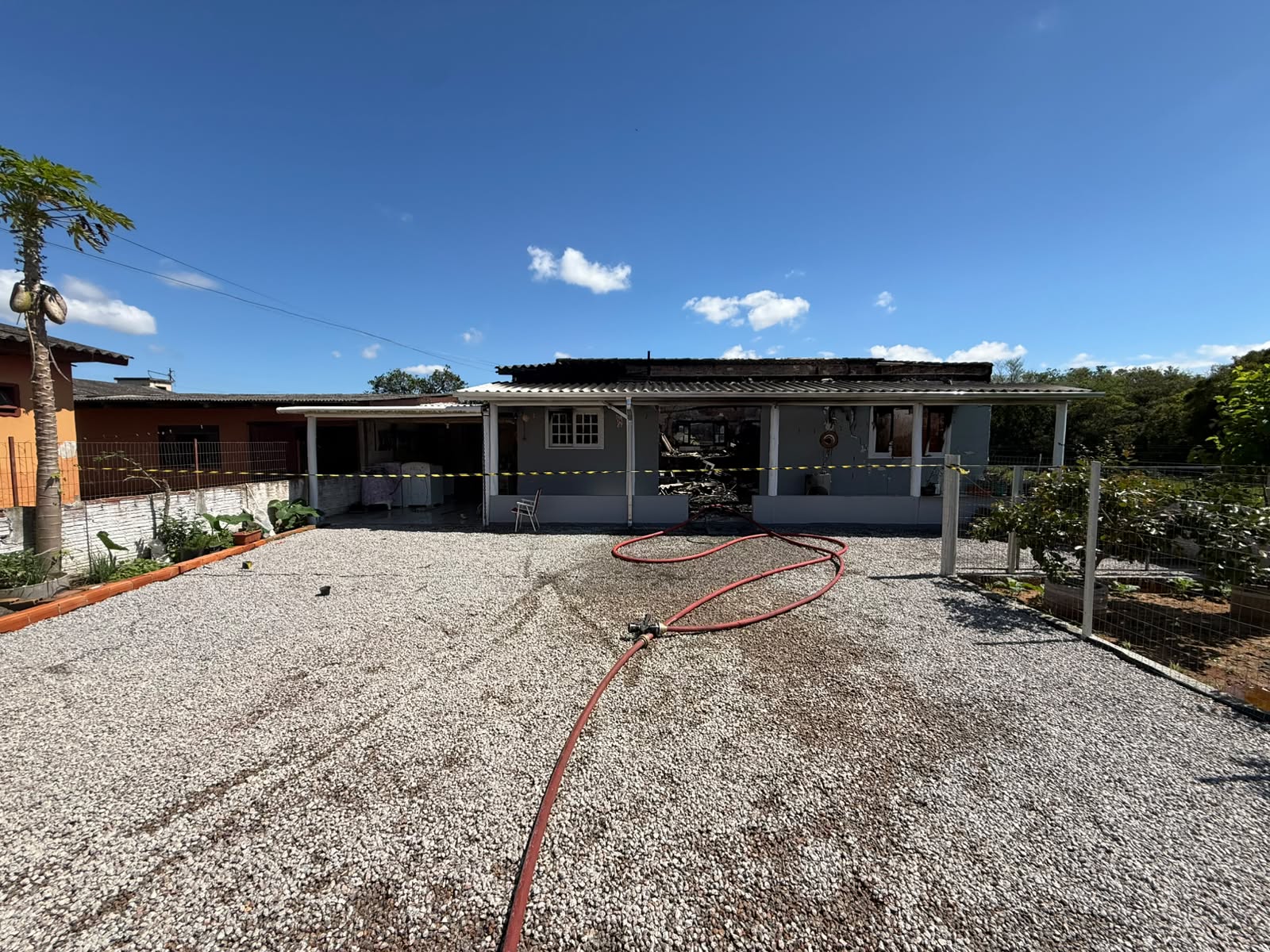Incêndio destrói casa e mobiliza Bombeiros em Araranguá