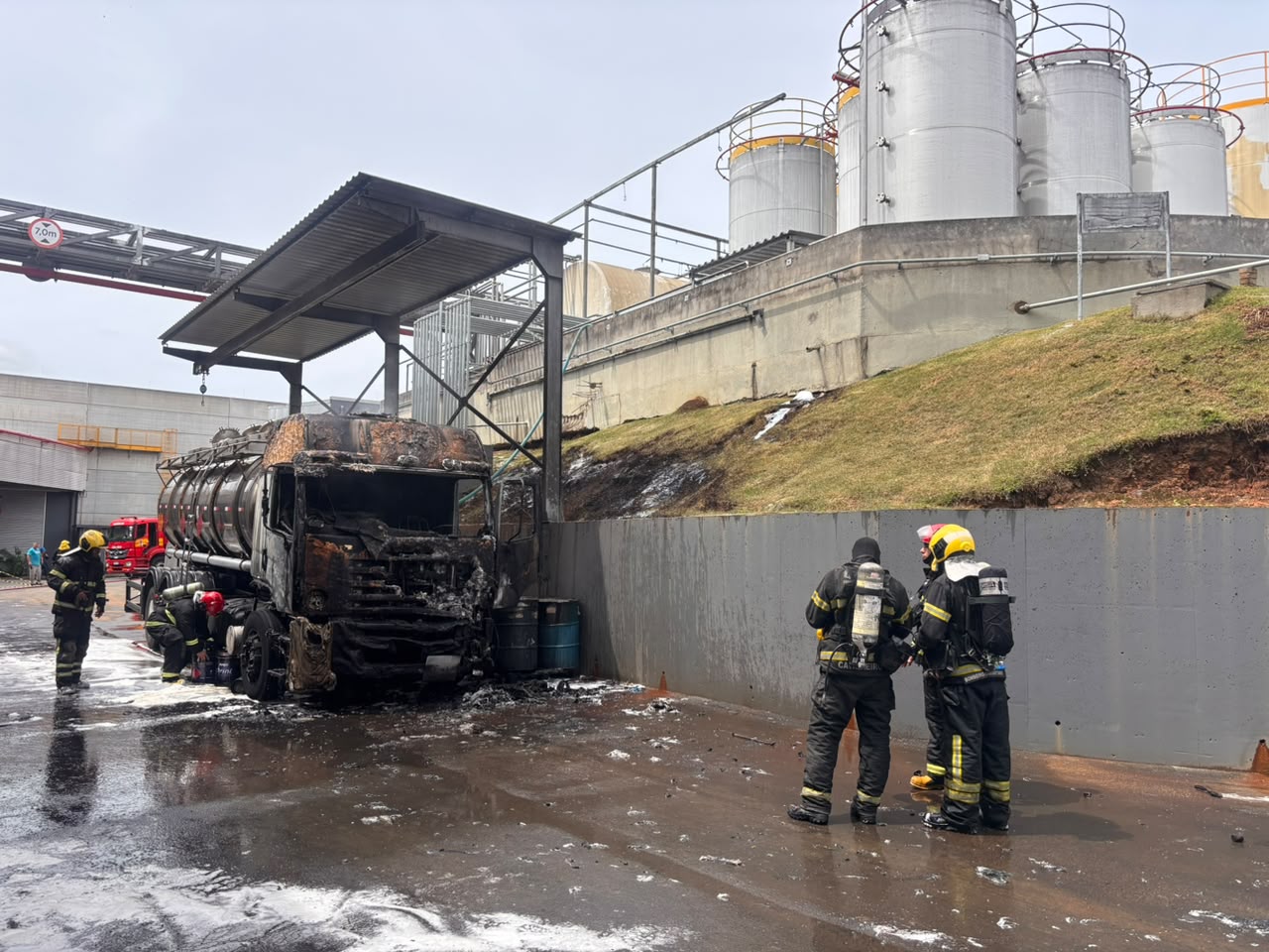 Incêndio em caminhão-tanque deixa funcionário ferido em Criciúma