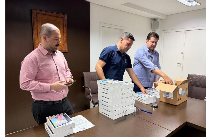 ITAJAÍ ENTREGA 24 TABLETS PARA REFORÇAR ATENDIMENTO EM SITUAÇÕES DE EMERGÊNCIA