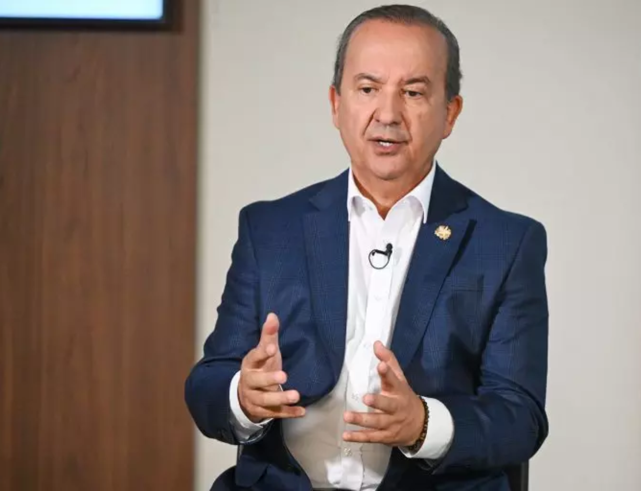 Jorginho Mello é reeleito governador de SC no primeiro turno