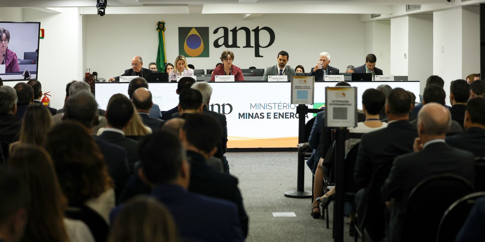 Leilão da ANP arrecada R$ 3 bilhões com oferta de blocos de petróleo