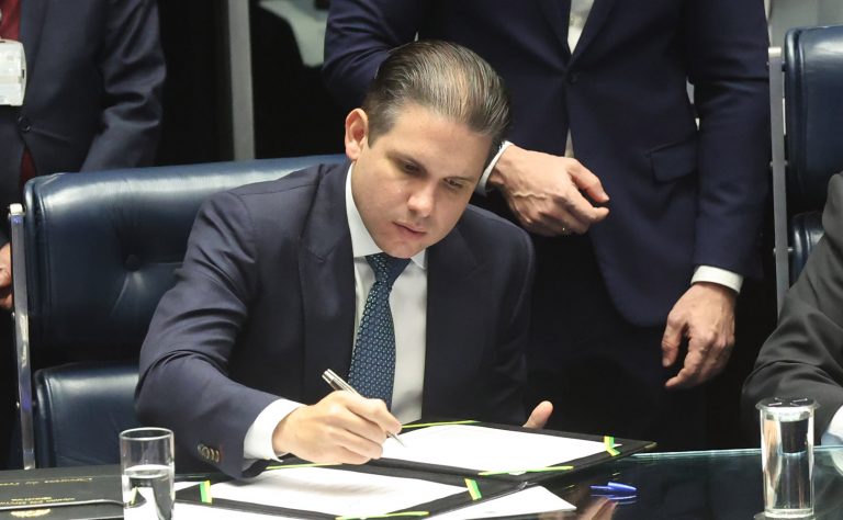 Hugo Motta determina jornada de trabalho reduzida na Câmara dos Deputados