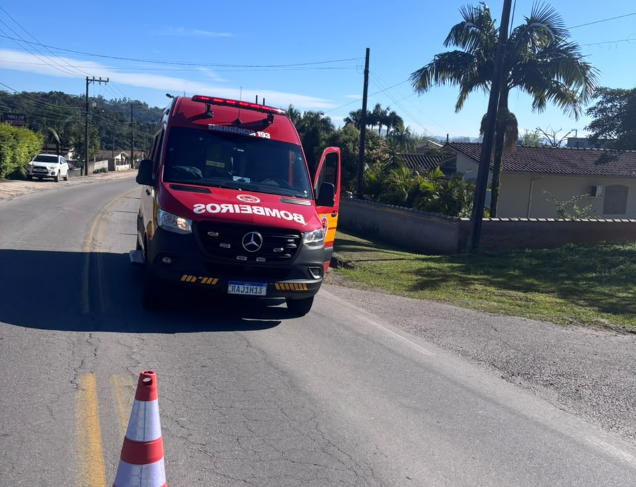 Mulher de 59 anos cai de triciclo elétrico após passar por buraco em Lauro Müller