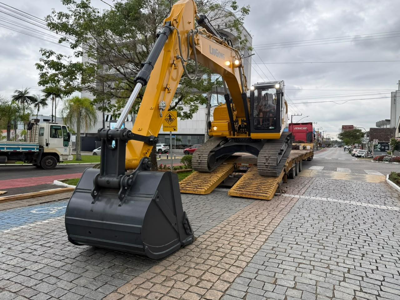 Nova escavadeira marca avanço na infraestrutura de Timbó após 17 anos