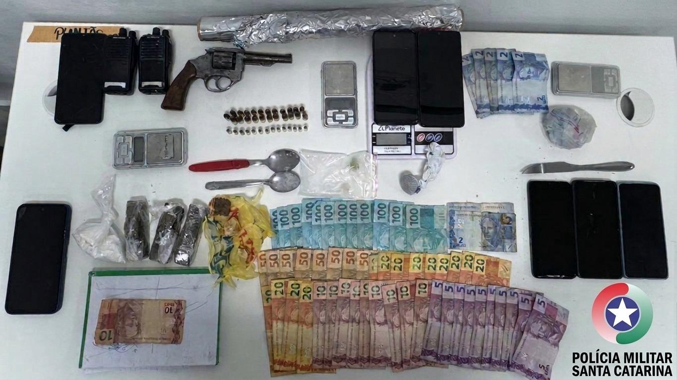 Operação contra o tráfico de drogas termina com oito detidos, arma e entorpecentes apreendidos no Alto Vale