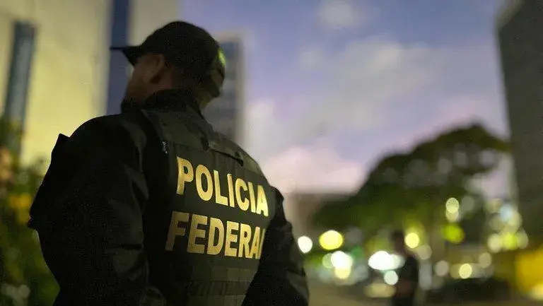 PF mira fraude milionária com criptomoedas e cumpre mandados em Blumenau, Indaial e Pomerode; mais de 10 mil pessoas podem ter sido vítimas