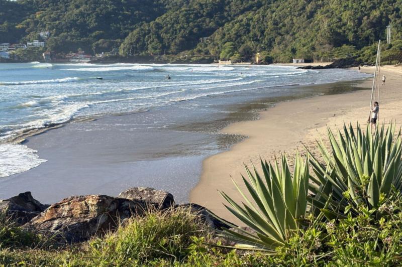 PRAIA DOS MOLHES DO ATALAIA RENOVA CERTIFICAÇÃO BANDEIRA AZUL PARA TEMPORADA 2026/2027