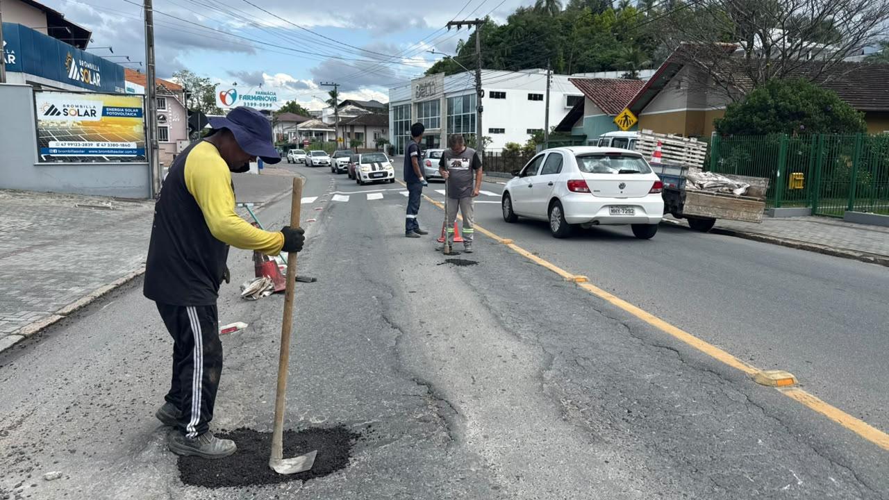 Prefeitura de Timbó intensifica operação de manutenção das vias públicas nesta sexta-feira