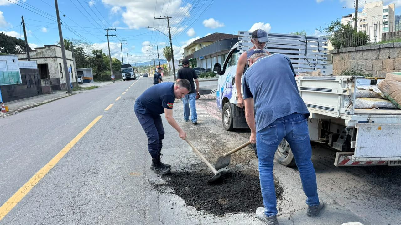 Prefeitura Municipal de Timbó realiza recapeamento de buracos em ruas