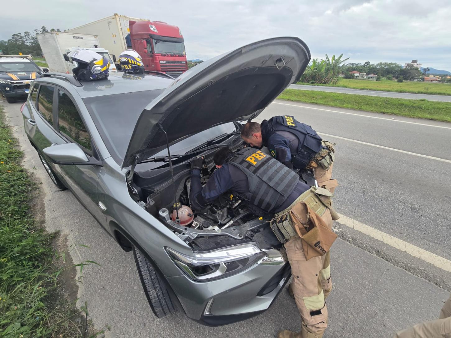 PRF recupera carro roubado que circulava clonado e prende motorista na BR-470