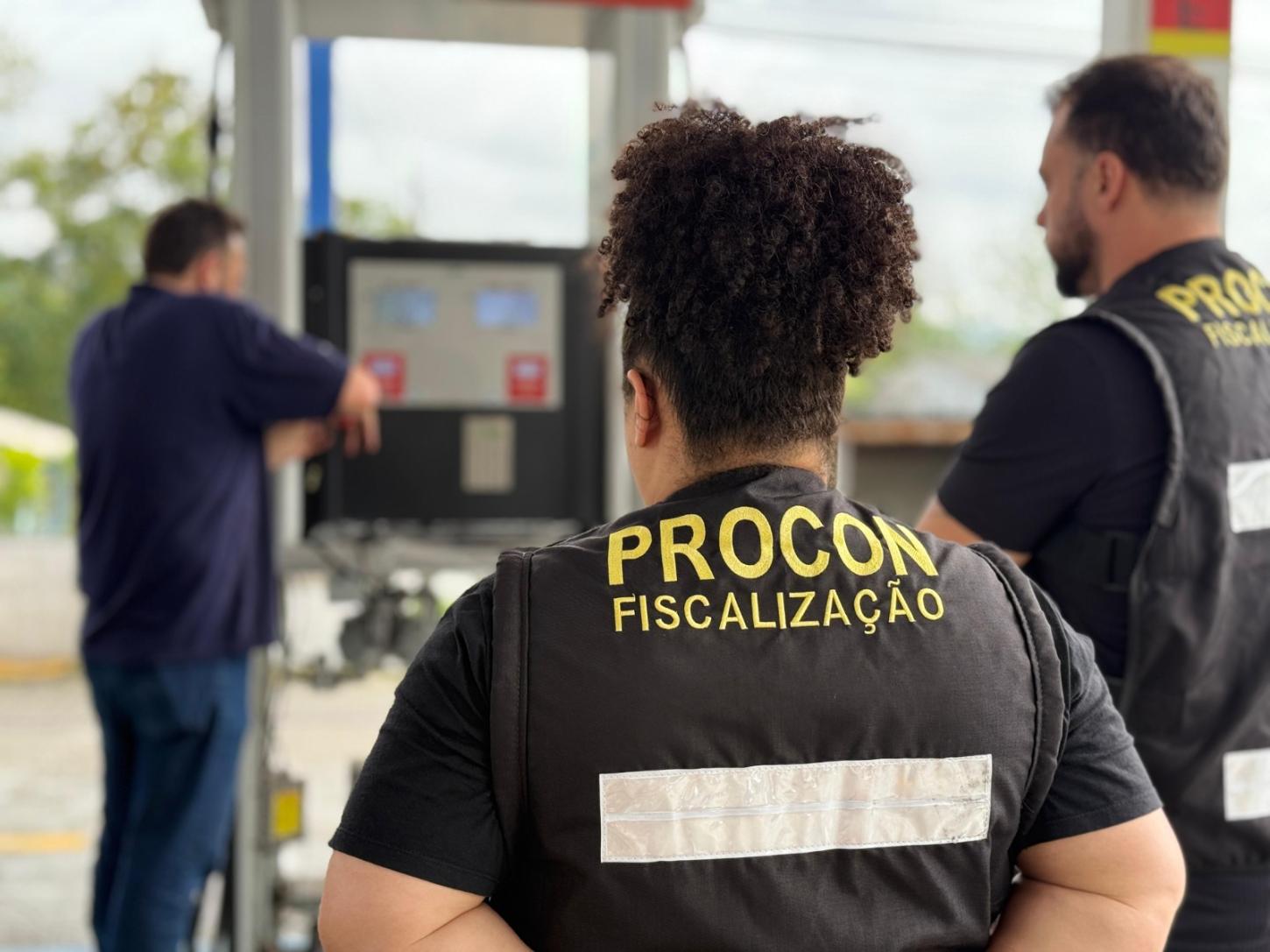 Procon, ANP e Inmetro fiscalizam postos de combustíveis em Indaial
