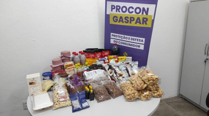 Procon de Gaspar apreende cerca de 100 produtos vencidos durante fiscalização 