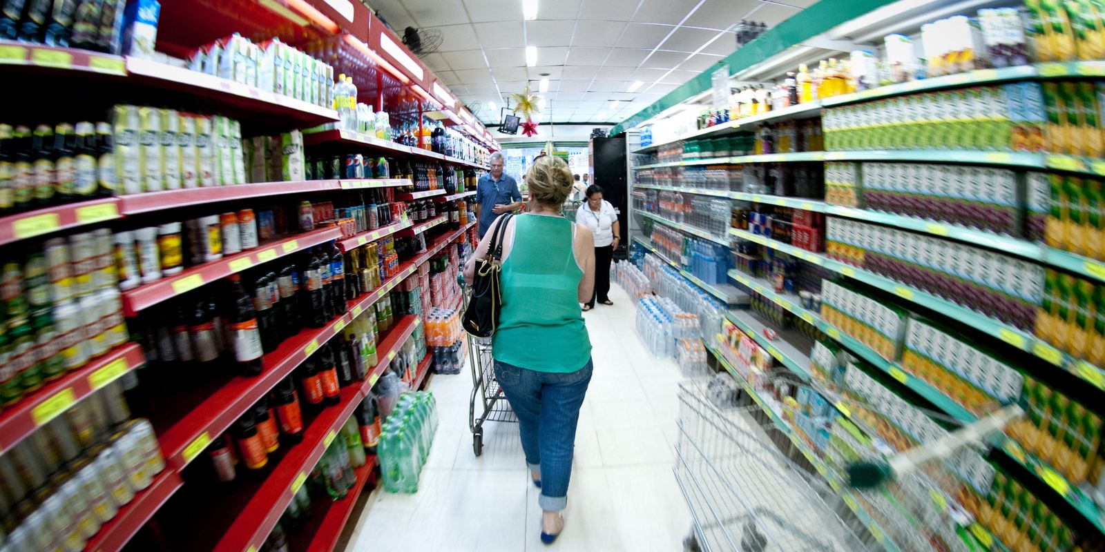 Produção industrial no Brasil recua 0,6% em agosto, aponta IBGE