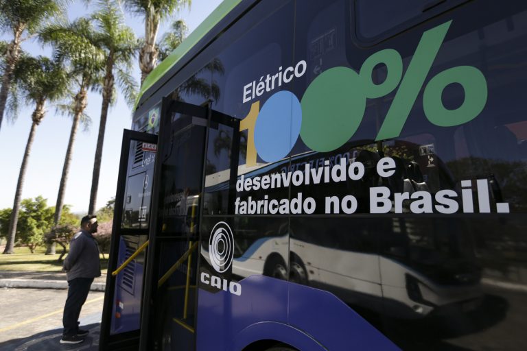 Projeto cria política nacional para eletrificação de frotas no Brasil