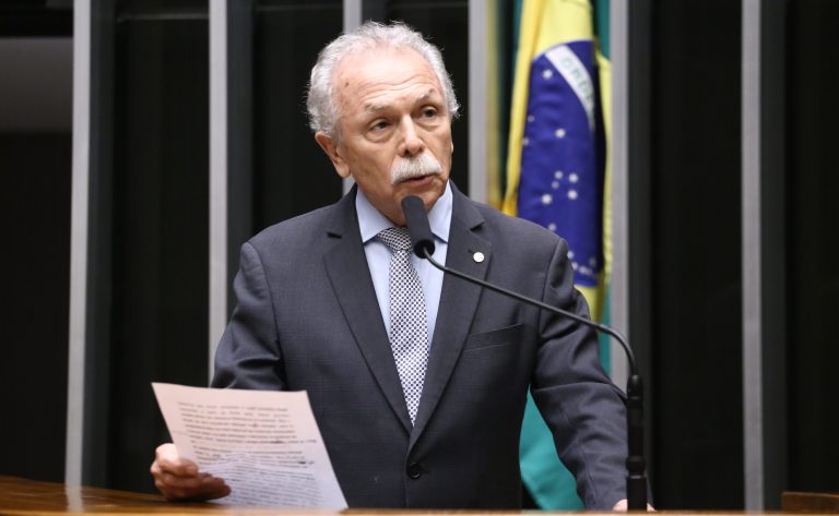 Projeto propõe banimento gradual de plásticos descartáveis no setor público e escolas