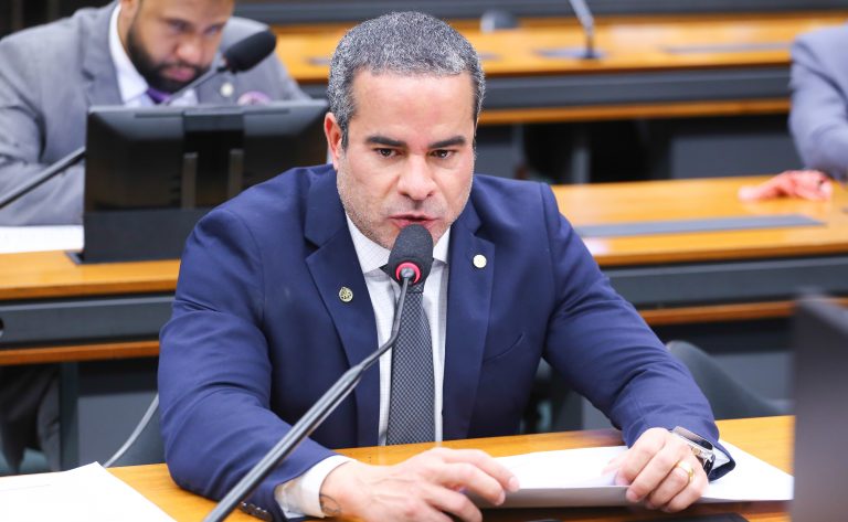 Projeto de lei tipifica como crime fraude por desconto indevido em folha