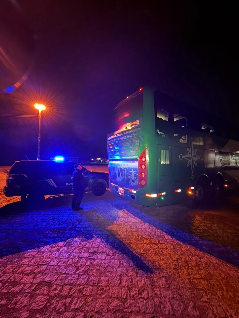 Receita Federal apreende armas de fogo, haxixe, eletrônicos e medicamentos em ônibus de turismo