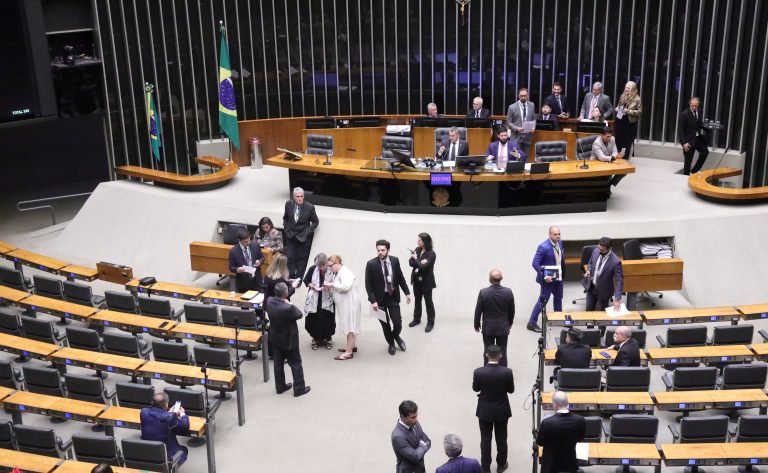 Viagem de Flávio Bolsonaro aos Estados Unidos e reeleição de Lula geram debate
