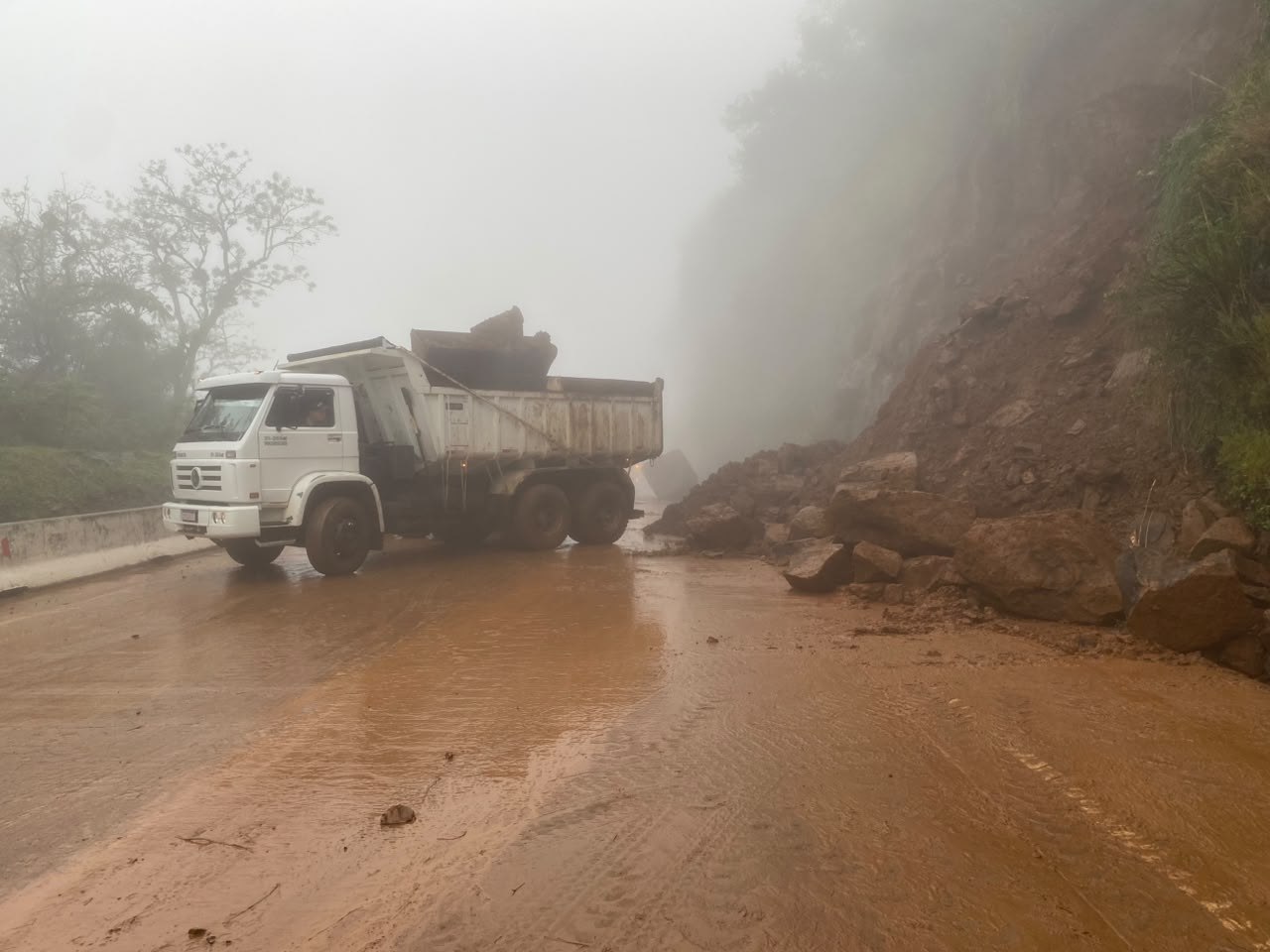 Serra da Rocinha é interditada nos dois sentidos na BR-285