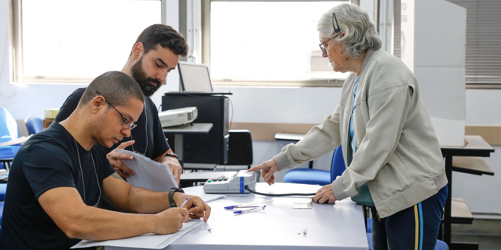 TRE-SP substitui 251 urnas eletrônicas durante a votação no estado
