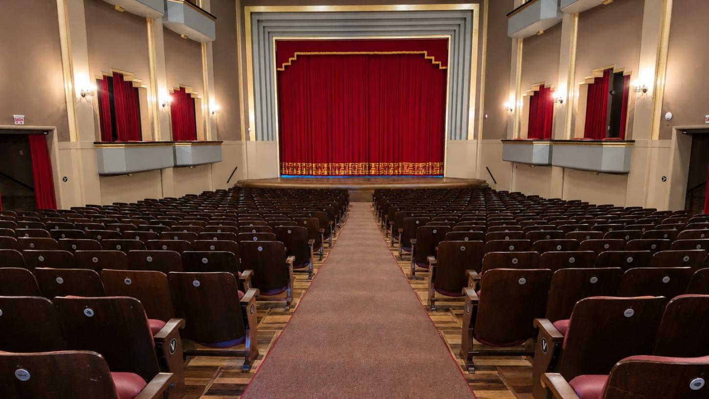 Teatro Carlos Gomes apresenta melhorias no palco do auditório Heinz Geyer em visita guiada especial