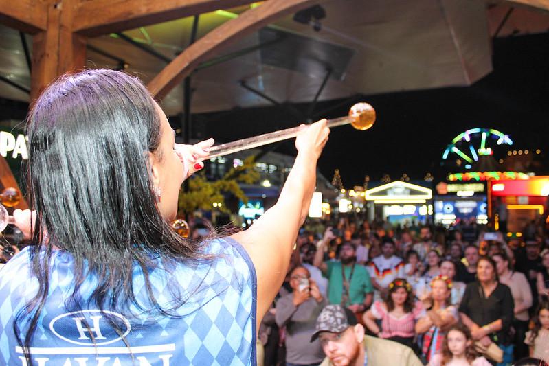 Tradição que atravessa gerações: chope em metro é uma das atrações mais aguardadas da Oktoberfest Blumenau