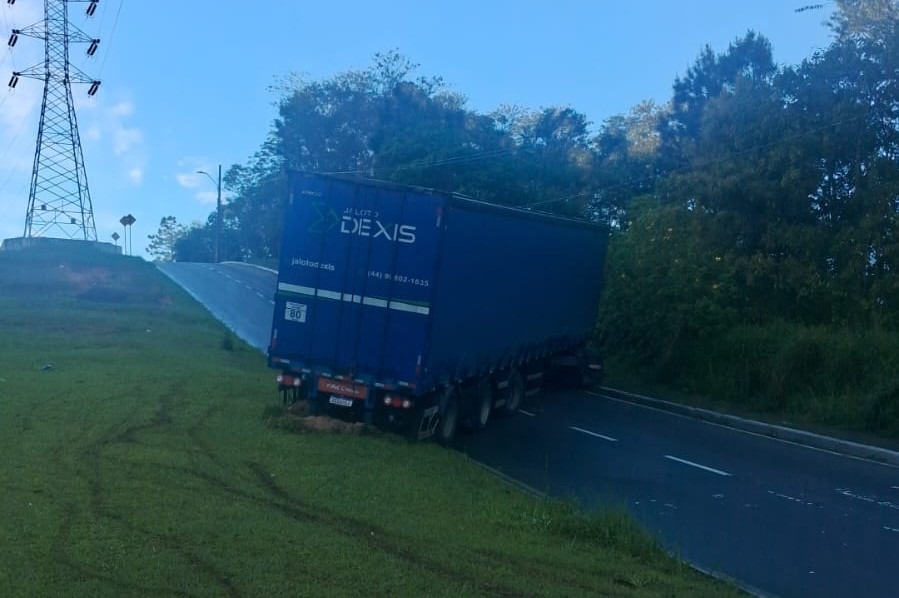 Trânsito é liberado na Avenida das Torres após bloqueio em São José