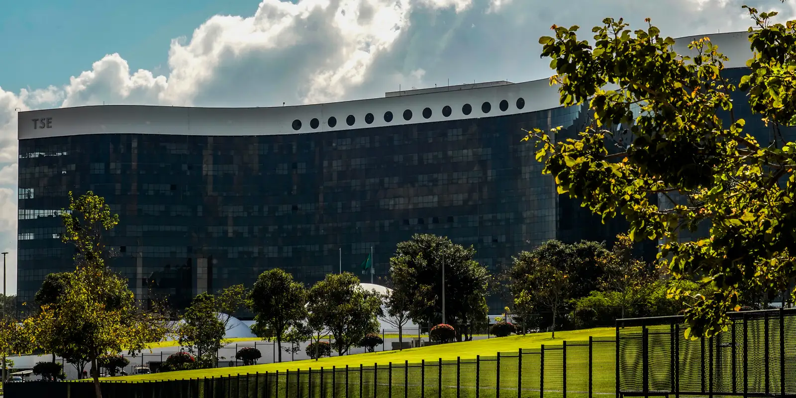 Nova decisão do TSE manda Lula e Janja apagarem vídeos contra Flávio Bolsonaro